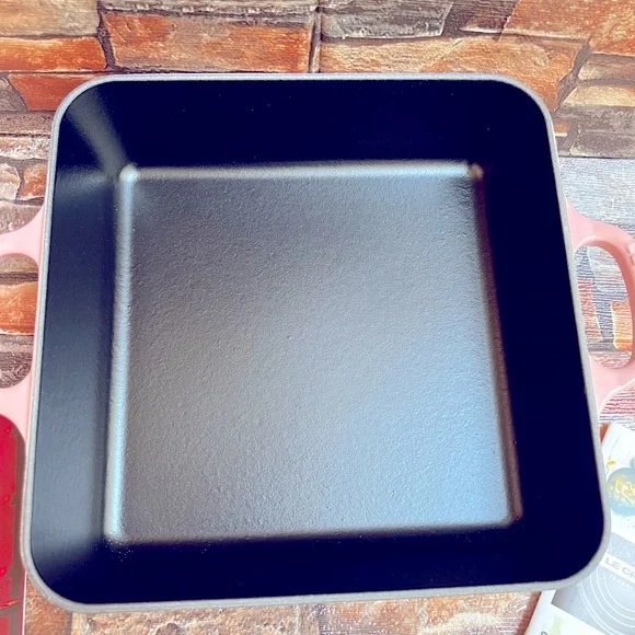 Le Creuset Square Signature Cast Iron in Black Interior (Chiffon Pink) - Picture 5 of 11